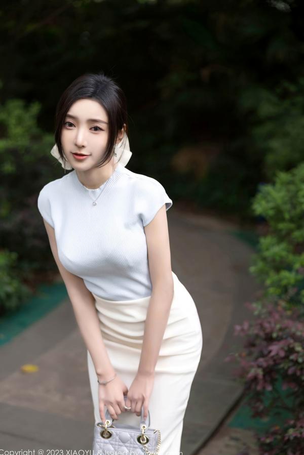 王馨瑶   王馨瑶Yanni居家私房大片，精美针织上衣搭配诱人内衣丝袜，展现极致妩媚气质，迷人曲线尽显诱惑魅力第8张图片