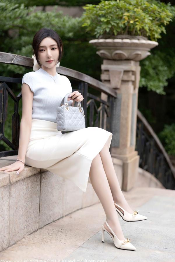 王馨瑶   王馨瑶Yanni居家私房大片，精美针织上衣搭配诱人内衣丝袜，展现极致妩媚气质，迷人曲线尽显诱惑魅力第13张图片
