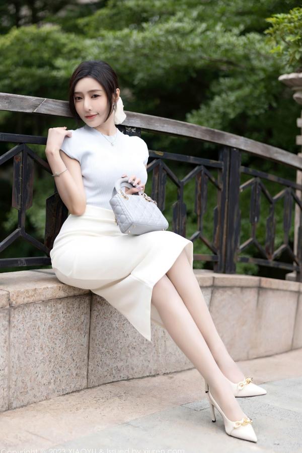 王馨瑶   王馨瑶Yanni居家私房大片，精美针织上衣搭配诱人内衣丝袜，展现极致妩媚气质，迷人曲线尽显诱惑魅力第14张图片