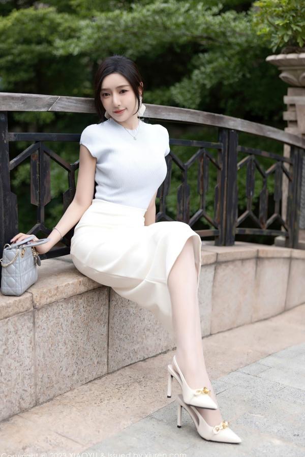 王馨瑶   王馨瑶Yanni居家私房大片，精美针织上衣搭配诱人内衣丝袜，展现极致妩媚气质，迷人曲线尽显诱惑魅力第15张图片
