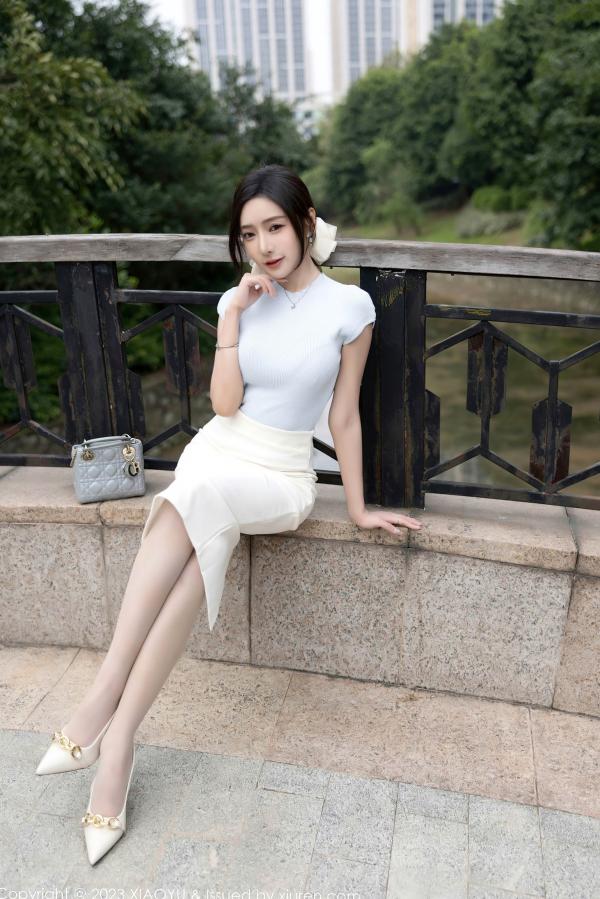 王馨瑶   王馨瑶Yanni居家私房大片，精美针织上衣搭配诱人内衣丝袜，展现极致妩媚气质，迷人曲线尽显诱惑魅力第17张图片