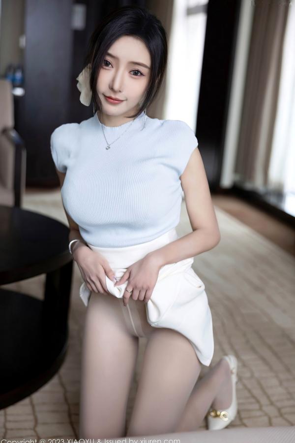 王馨瑶   王馨瑶Yanni居家私房大片，精美针织上衣搭配诱人内衣丝袜，展现极致妩媚气质，迷人曲线尽显诱惑魅力第37张图片