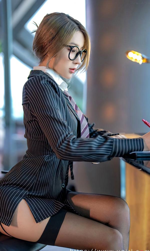    UGirlsApp尤果圈-2702-筱慧-《职场OL诱惑：西装配黑丝》办公室制服风情写真第21张图片