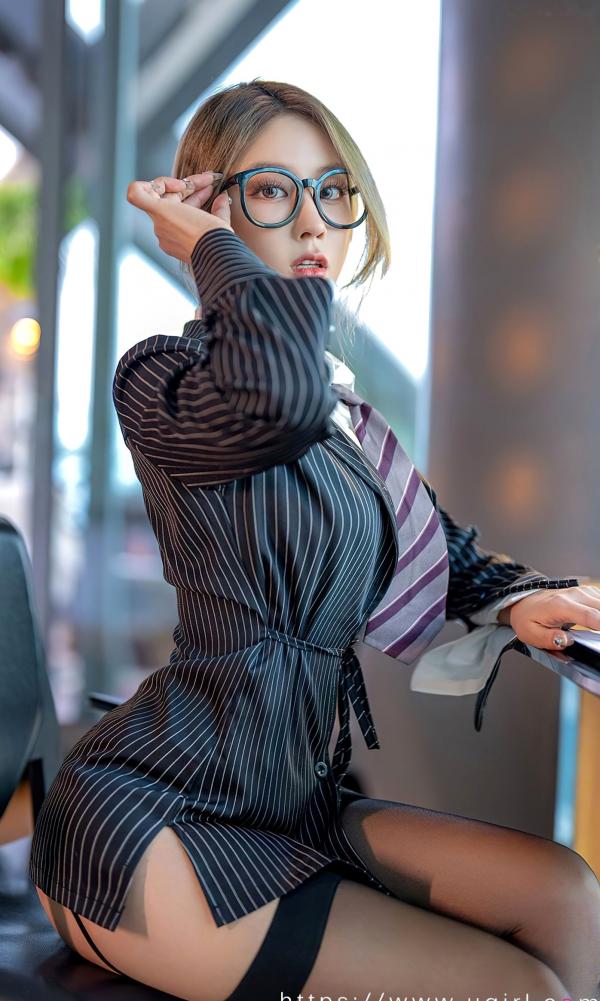    UGirlsApp尤果圈-2702-筱慧-《职场OL诱惑：西装配黑丝》办公室制服风情写真第29张图片