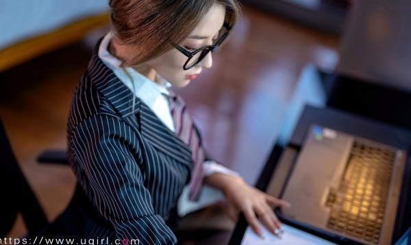    UGirlsApp尤果圈-2702-筱慧-《职场OL诱惑：西装配黑丝》办公室制服风情写真第32张图片