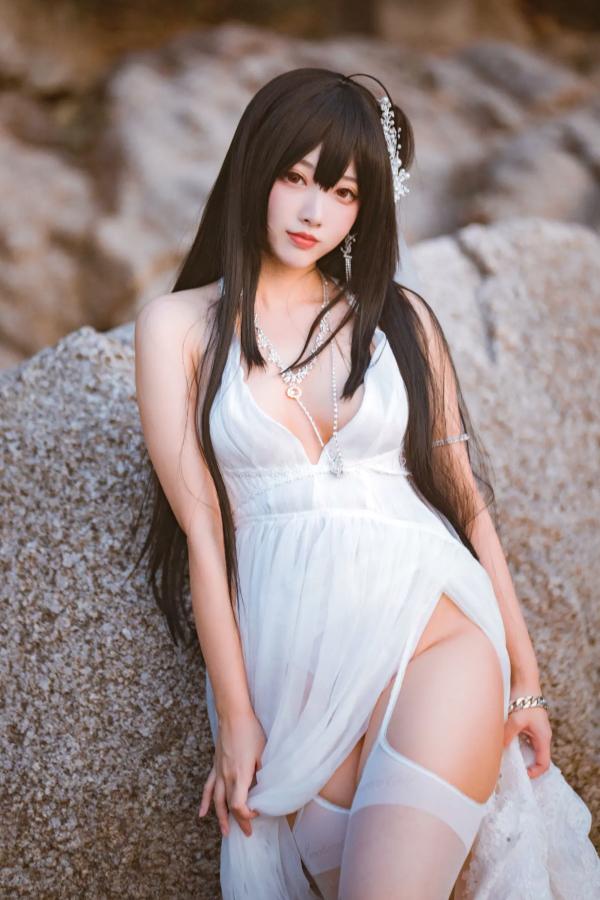    宫本桜 - 碧蓝航线大凤婚纱COS，海边白色礼服性感长腿美图，诱惑丝袜角色扮演写真[32P]第1张图片