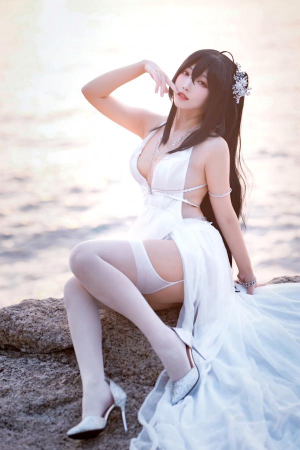    宫本桜 - 碧蓝航线大凤婚纱COS，海边白色礼服性感长腿美图，诱惑丝袜角色扮演写真[32P]第8张图片
