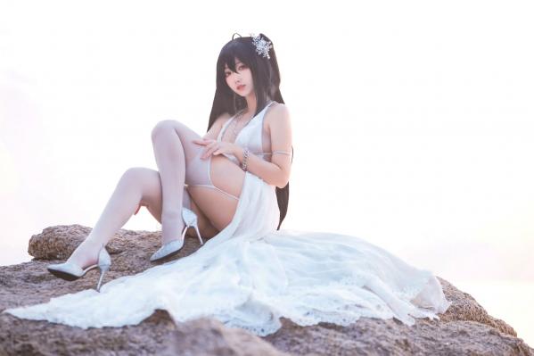    宫本桜 - 碧蓝航线大凤婚纱COS，海边白色礼服性感长腿美图，诱惑丝袜角色扮演写真[32P]第10张图片