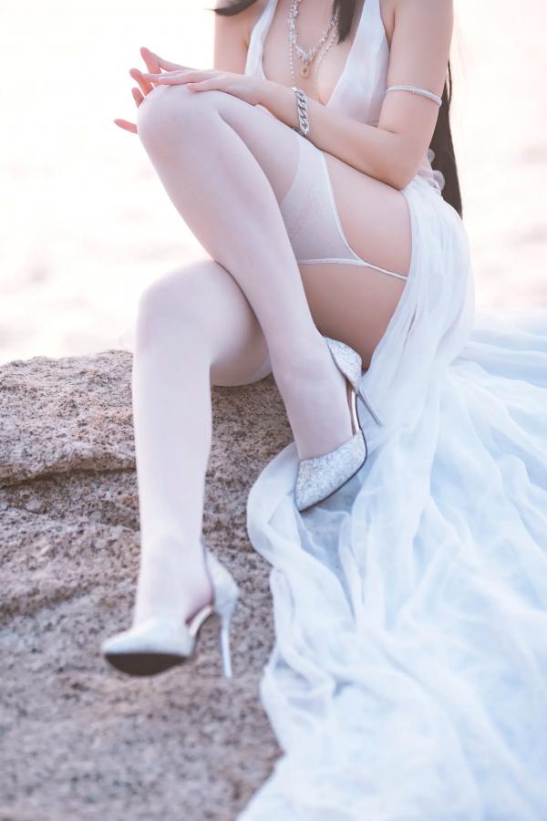    宫本桜 - 碧蓝航线大凤婚纱COS，海边白色礼服性感长腿美图，诱惑丝袜角色扮演写真[32P]第11张图片