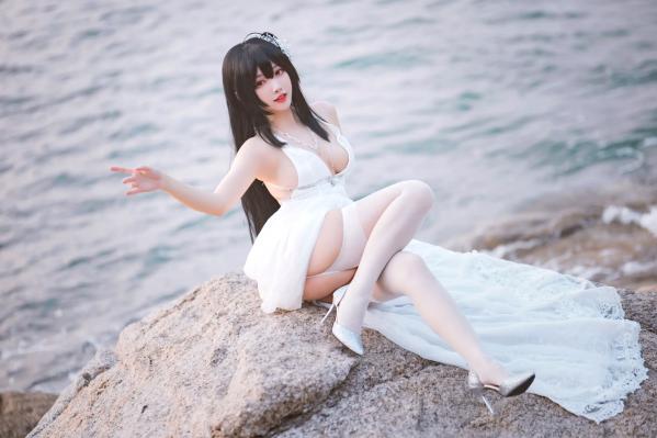    宫本桜 - 碧蓝航线大凤婚纱COS，海边白色礼服性感长腿美图，诱惑丝袜角色扮演写真[32P]第15张图片