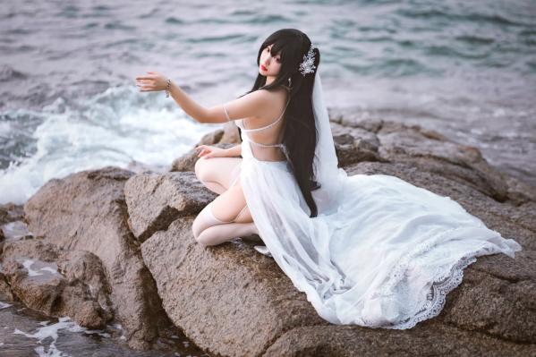   宫本桜 - 碧蓝航线大凤婚纱COS，海边白色礼服性感长腿美图，诱惑丝袜角色扮演写真[32P]第18张图片
