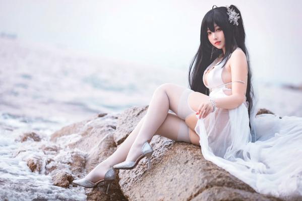    宫本桜 - 碧蓝航线大凤婚纱COS，海边白色礼服性感长腿美图，诱惑丝袜角色扮演写真[32P]第20张图片