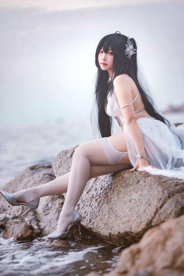    宫本桜 - 碧蓝航线大凤婚纱COS，海边白色礼服性感长腿美图，诱惑丝袜角色扮演写真[32P]第22张图片