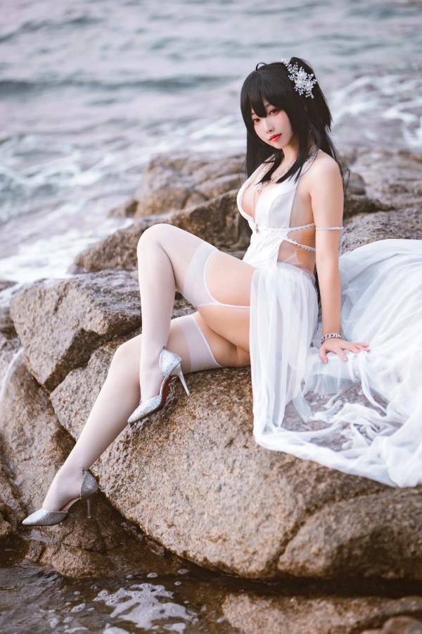    宫本桜 - 碧蓝航线大凤婚纱COS，海边白色礼服性感长腿美图，诱惑丝袜角色扮演写真[32P]第23张图片