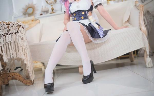    Seele麦麦 - 爱莉希雅纯白女仆角色扮演，修长美腿搭配绝美丝袜，清新治愈私房照精选合集 [83P]第1张图片