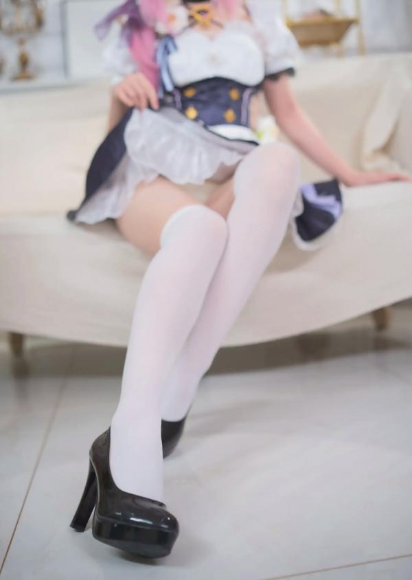    Seele麦麦 - 爱莉希雅纯白女仆角色扮演，修长美腿搭配绝美丝袜，清新治愈私房照精选合集 [83P]第3张图片