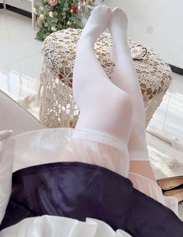    Seele麦麦 - 爱莉希雅纯白女仆角色扮演，修长美腿搭配绝美丝袜，清新治愈私房照精选合集 [83P]第51张图片
