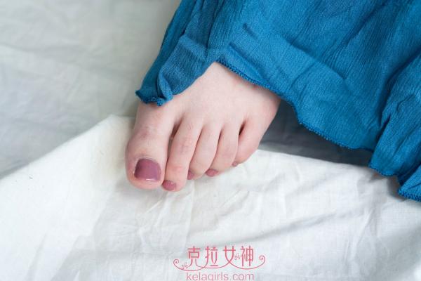    KelaGirls克拉女神百琳-《玉足添香》唯美私房写真，清纯气质与精致玉足的极致魅力，清新蓝色长裙尽显优雅诱惑第2张图片