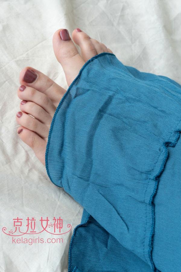    KelaGirls克拉女神百琳-《玉足添香》唯美私房写真，清纯气质与精致玉足的极致魅力，清新蓝色长裙尽显优雅诱惑第17张图片