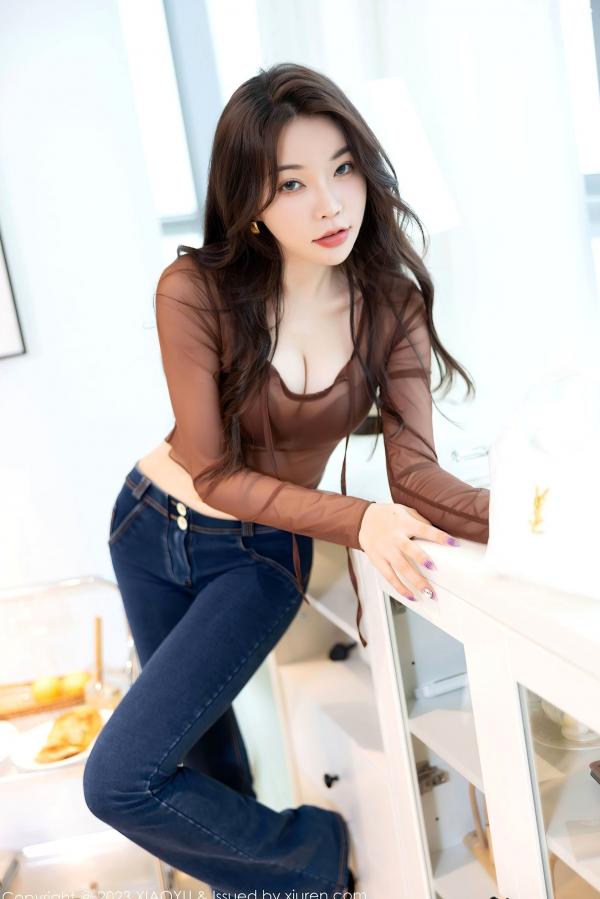 徐莉芝Booty 陈芝  XiaoYu语画界-徐莉芝私房写真：褐色透视上衣搭配紧身牛仔裤，极品身材尽显迷人翘臀魅力第10张图片