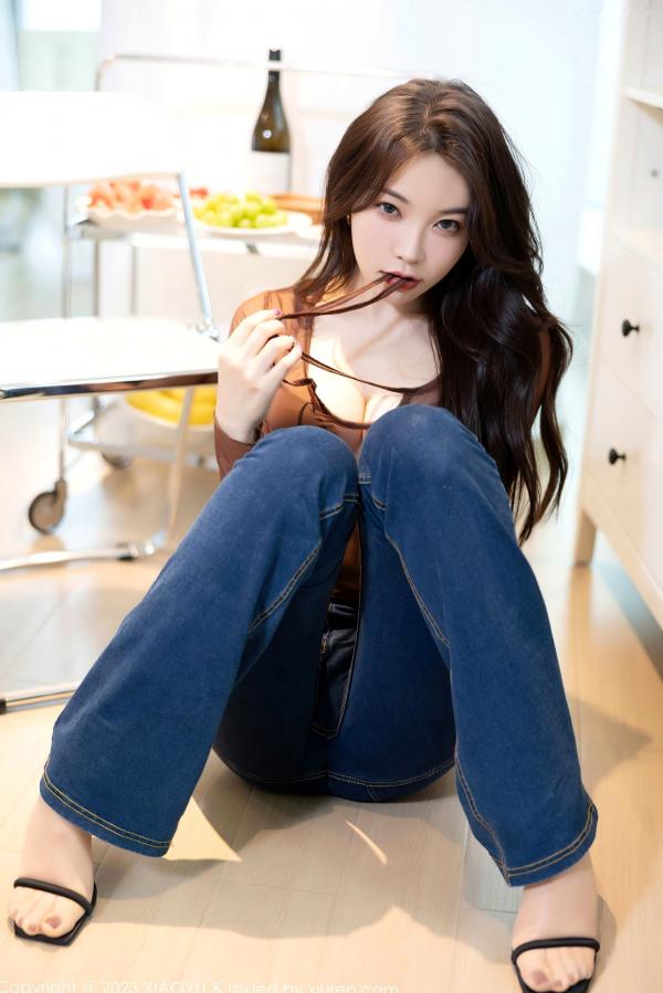 徐莉芝Booty 陈芝  XiaoYu语画界-徐莉芝私房写真：褐色透视上衣搭配紧身牛仔裤，极品身材尽显迷人翘臀魅力第17张图片