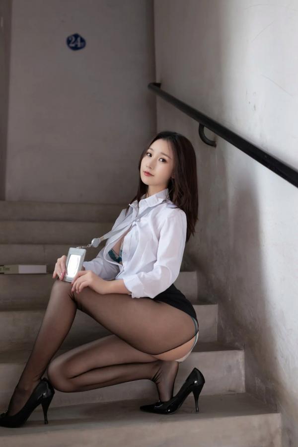    杏子 - 出门请带套套，职场OL制服诱惑，白衬衫黑丝性感私房大尺度写真 [121P]第18张图片
