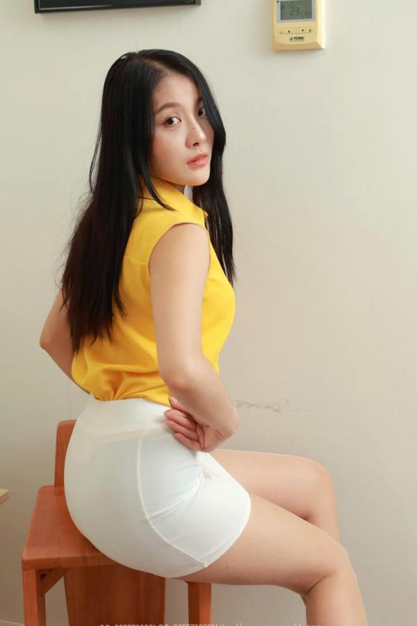    IESS异思趣向 婉萍《白色包臀裙》职场OL风、丝袜美腿、金色高跟鞋气质室内写真第32张图片