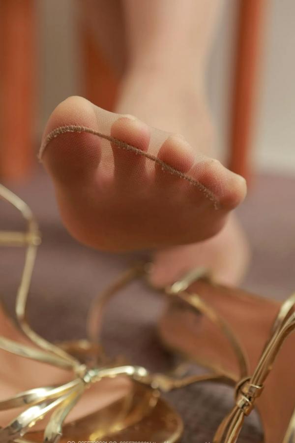    IESS异思趣向 婉萍《白色包臀裙》职场OL风、丝袜美腿、金色高跟鞋气质室内写真第63张图片