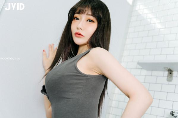    JVID璃奈酱公厕场景诱惑写真：紧身灰衣展现极致火辣曲线与性感魅力第3张图片