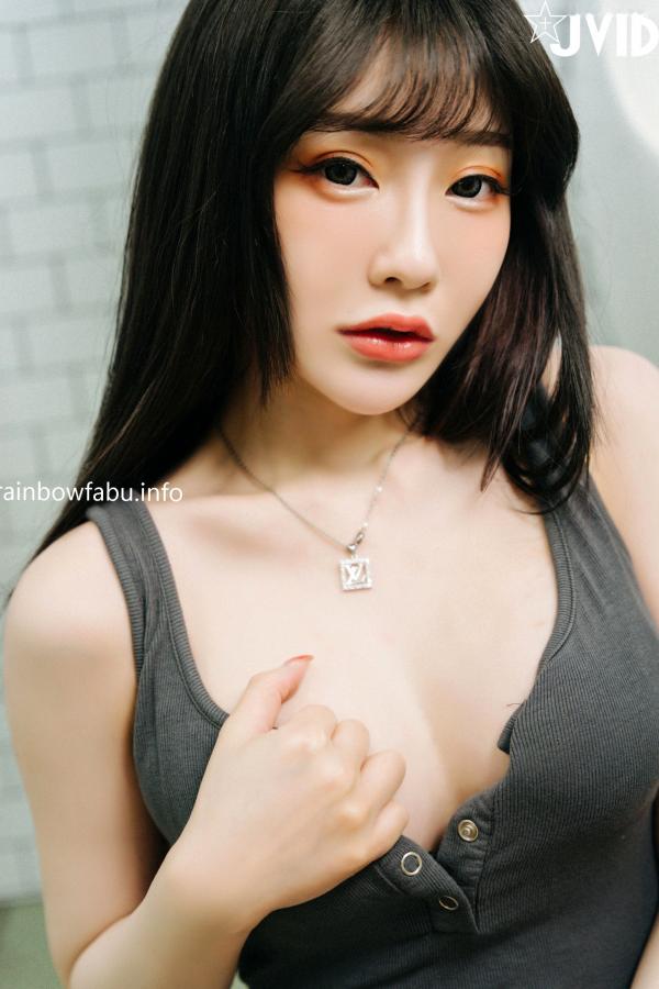    JVID璃奈酱公厕场景诱惑写真：紧身灰衣展现极致火辣曲线与性感魅力第5张图片