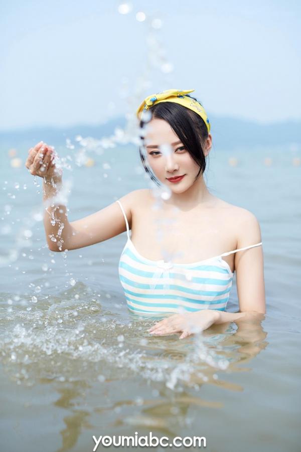    YouMi尤蜜-2019.11.09-何嘉颖-《沙滩邂逅》写真，性感比基尼秀诱人曲线，海边泳装风格，展现撩人女神魅力。第36张图片