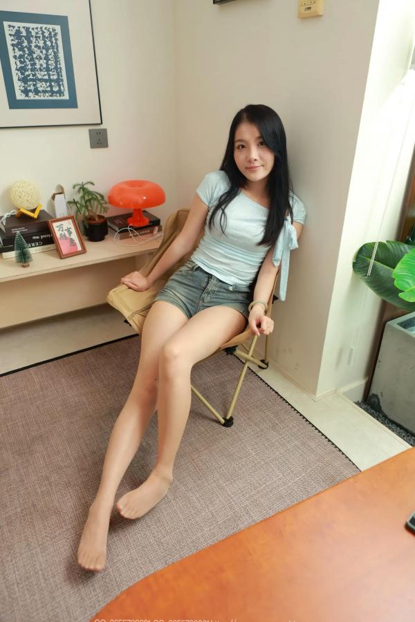    IESS异思趣向 婉萍《小家碧玉》私房照 居家生活丝袜美腿 甜美清新气质美女第58张图片
