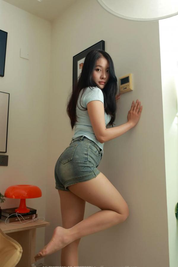    IESS异思趣向 婉萍《小家碧玉》私房照 居家生活丝袜美腿 甜美清新气质美女第89张图片