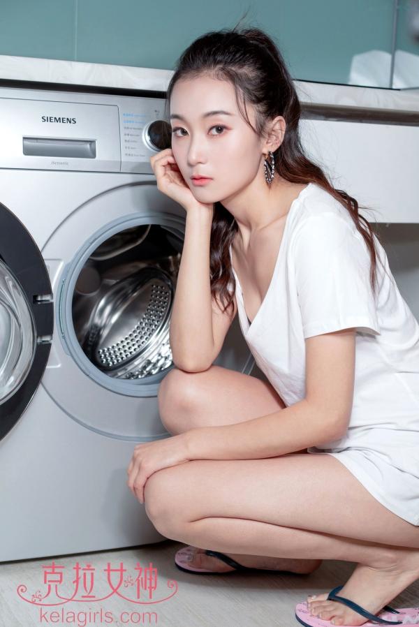    KelaGirls克拉女神-赵敏：居家白色T恤配黑色丝袜，洗衣机旁演绎清新私房美腿诱惑第21张图片