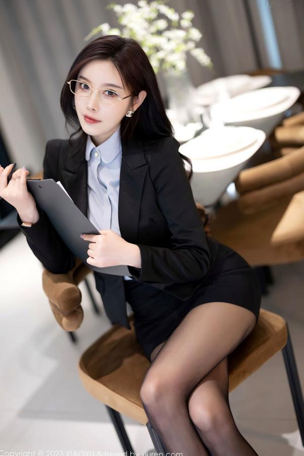 杨晨晨 sugar小甜心CC  XiaoYu语画界-1041-杨晨晨Yome-贵州旅拍：黑色职业装黑丝OL办公室诱惑，气质御姐制服私房写真，极致修长美腿，职场熟女无圣光大尺度第10张图片