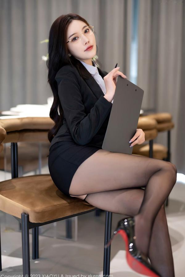 杨晨晨 sugar小甜心CC  XiaoYu语画界-1041-杨晨晨Yome-贵州旅拍：黑色职业装黑丝OL办公室诱惑，气质御姐制服私房写真，极致修长美腿，职场熟女无圣光大尺度第12张图片