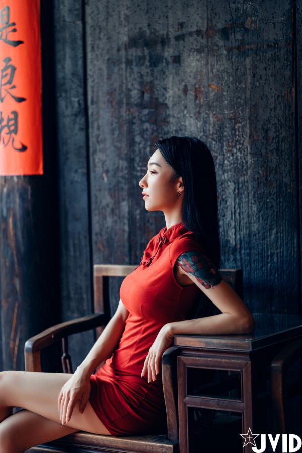    JVID飘飘：绝美肉体与色色旗袍的私房诱惑，展现纹身女神的极致性感曼妙身材 (2022.09.11)第15张图片