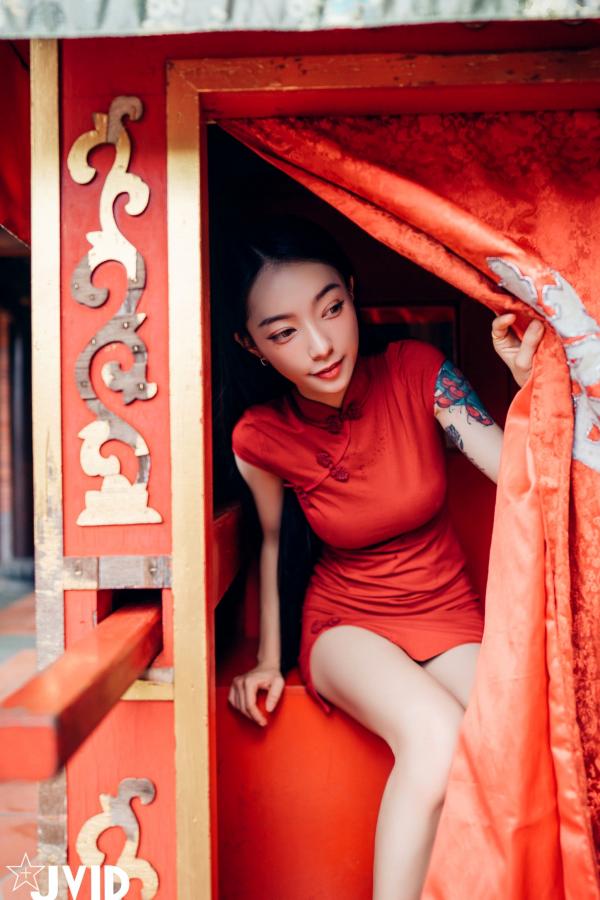    JVID飘飘：绝美肉体与色色旗袍的私房诱惑，展现纹身女神的极致性感曼妙身材 (2022.09.11)第17张图片