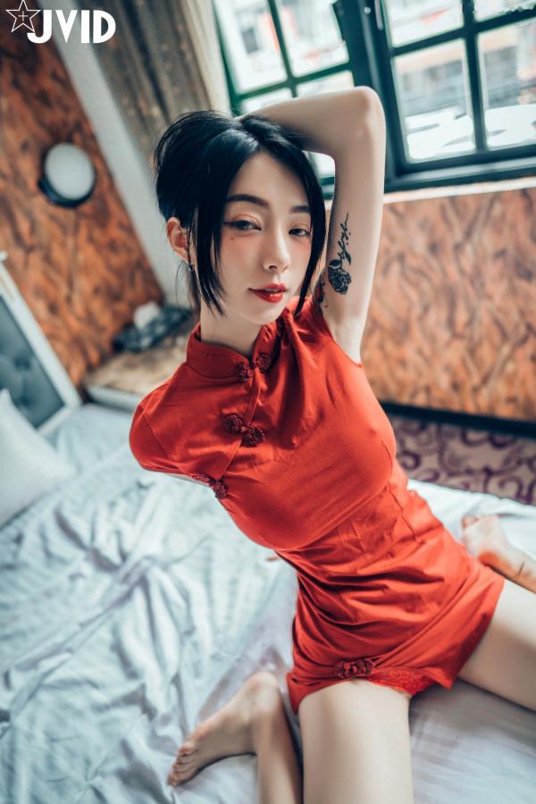    JVID飘飘：绝美肉体与色色旗袍的私房诱惑，展现纹身女神的极致性感曼妙身材 (2022.09.11)第35张图片
