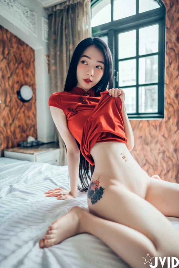    JVID飘飘：绝美肉体与色色旗袍的私房诱惑，展现纹身女神的极致性感曼妙身材 (2022.09.11)第50张图片