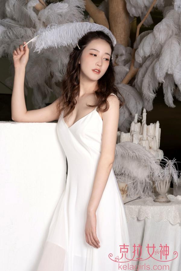    克拉女神杨暖《暗黑系美脚》：纯白长裙优雅气质，黑白撞色丝足艺术美感写真第2张图片
