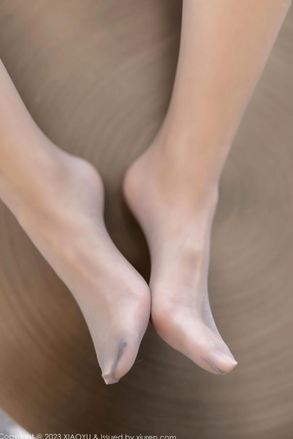   XiaoYu语画界1037奶瓶：时尚银色露肩短裙与灰色吊带私房照，纹身女神极致诱惑性感写真第19张图片