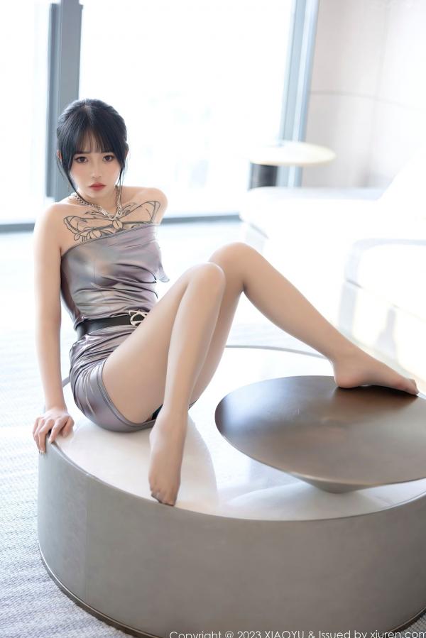    XiaoYu语画界1037奶瓶：时尚银色露肩短裙与灰色吊带私房照，纹身女神极致诱惑性感写真第24张图片