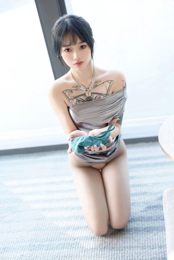    XiaoYu语画界1037奶瓶：时尚银色露肩短裙与灰色吊带私房照，纹身女神极致诱惑性感写真第41张图片
