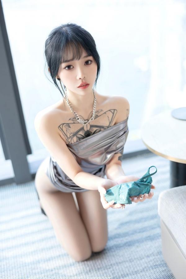    XiaoYu语画界1037奶瓶：时尚银色露肩短裙与灰色吊带私房照，纹身女神极致诱惑性感写真第42张图片