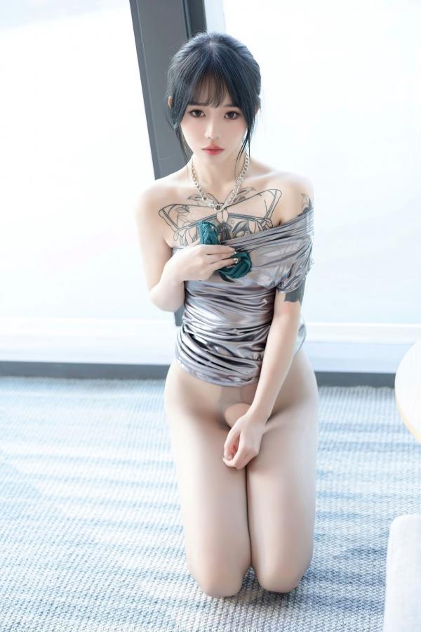    XiaoYu语画界1037奶瓶：时尚银色露肩短裙与灰色吊带私房照，纹身女神极致诱惑性感写真第43张图片