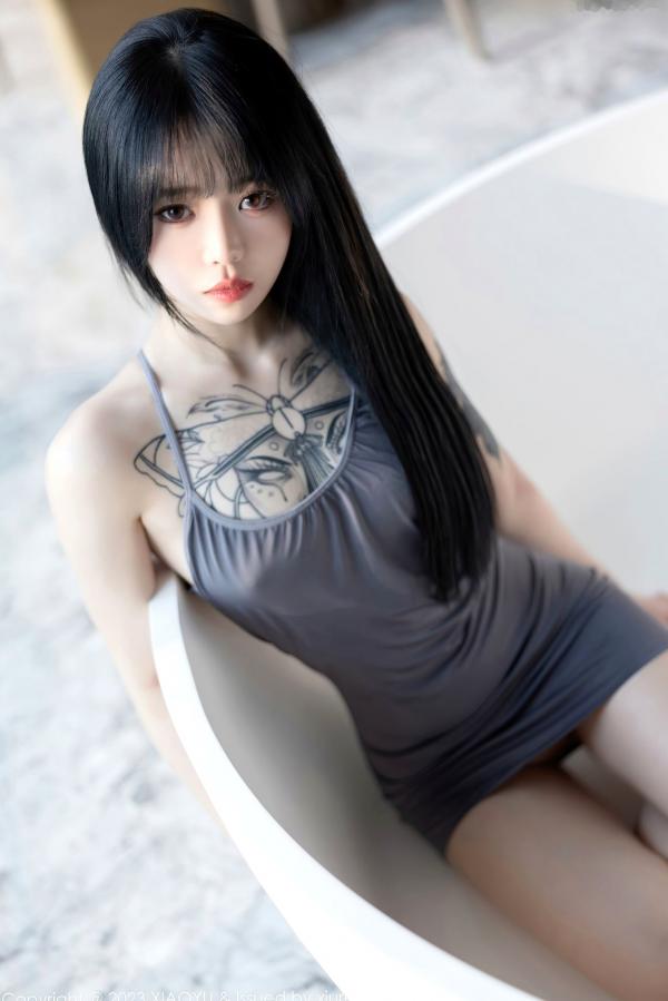    XiaoYu语画界1037奶瓶：时尚银色露肩短裙与灰色吊带私房照，纹身女神极致诱惑性感写真第54张图片