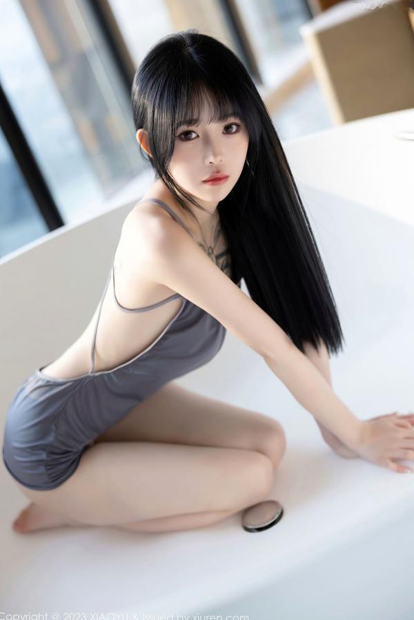    XiaoYu语画界1037奶瓶：时尚银色露肩短裙与灰色吊带私房照，纹身女神极致诱惑性感写真第62张图片