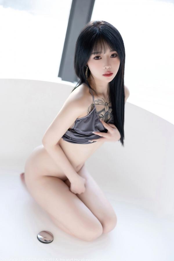    XiaoYu语画界1037奶瓶：时尚银色露肩短裙与灰色吊带私房照，纹身女神极致诱惑性感写真第70张图片