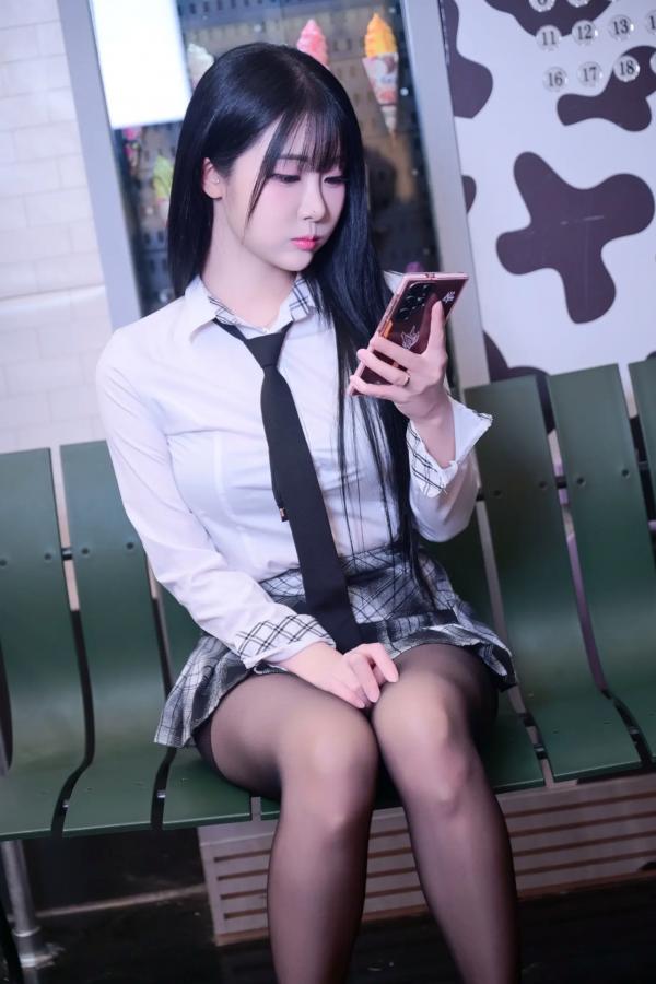    Bomi地铁拍摄私房性感写真，清纯校服与大胆黑丝诱惑 [101P]第3张图片